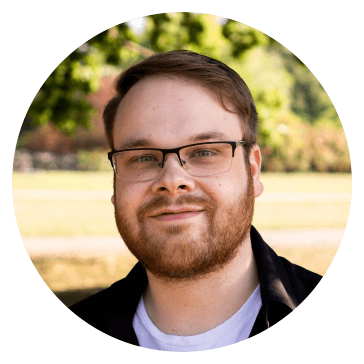 Porträtfoto von Enrico Schmidt, Experte für KI, Content-Marketing & SEO